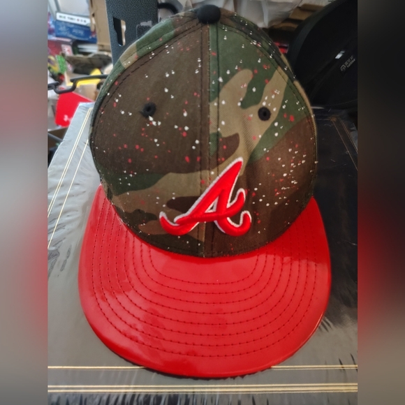 Atlanta Braves Fitted Green Red Camo Hat - Picture 1 of 7